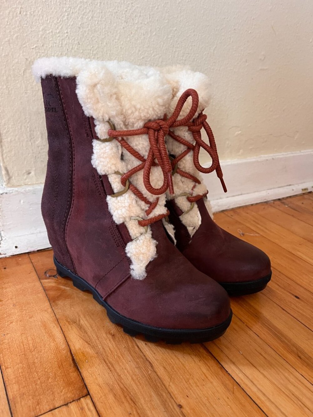 Sorel Joan of Arctic II size 6 Burgundy Suede Lace-Up Boots Shearling
